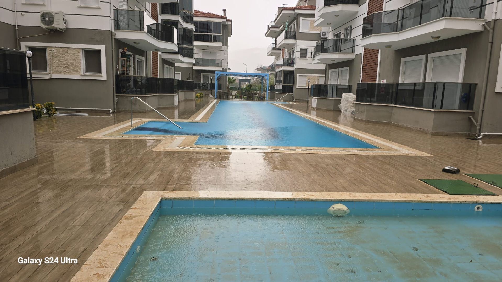 Dalamanda Havuzlu Site İçinde 2+1 Ara Kat Kiralık Daire