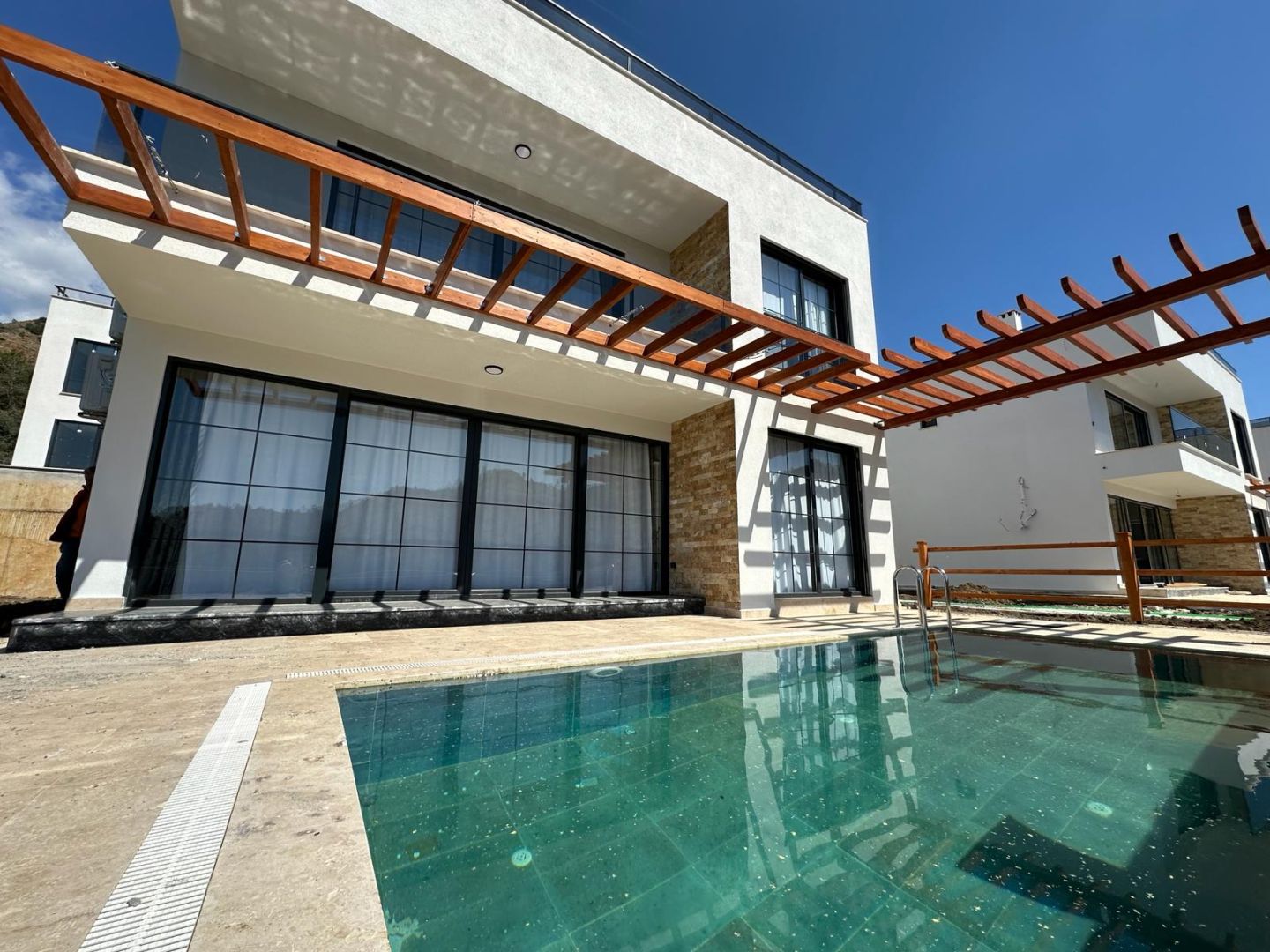 DALAMAN BOZÖRÜ’NDE DOĞA MANZARALI HAVUZLU 4+1 MÜSTAKİL VİLLA