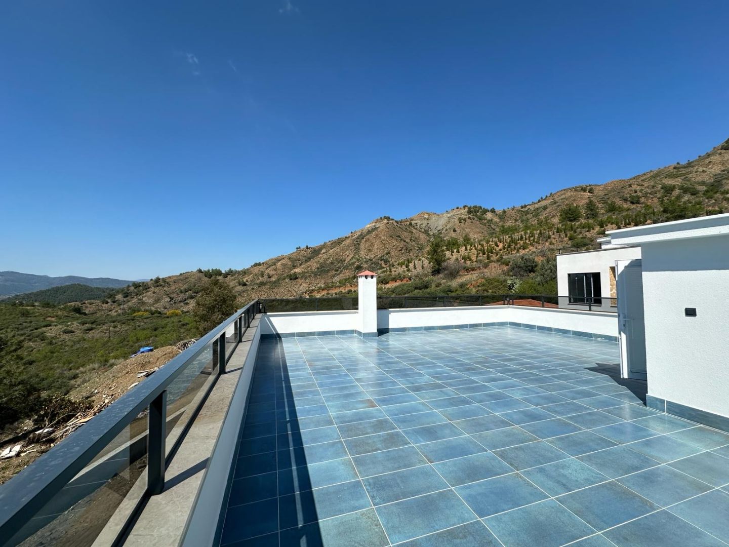 BOZÖRÜNDE 520m2 Arsa İçinde Satılık 4+1 Villa