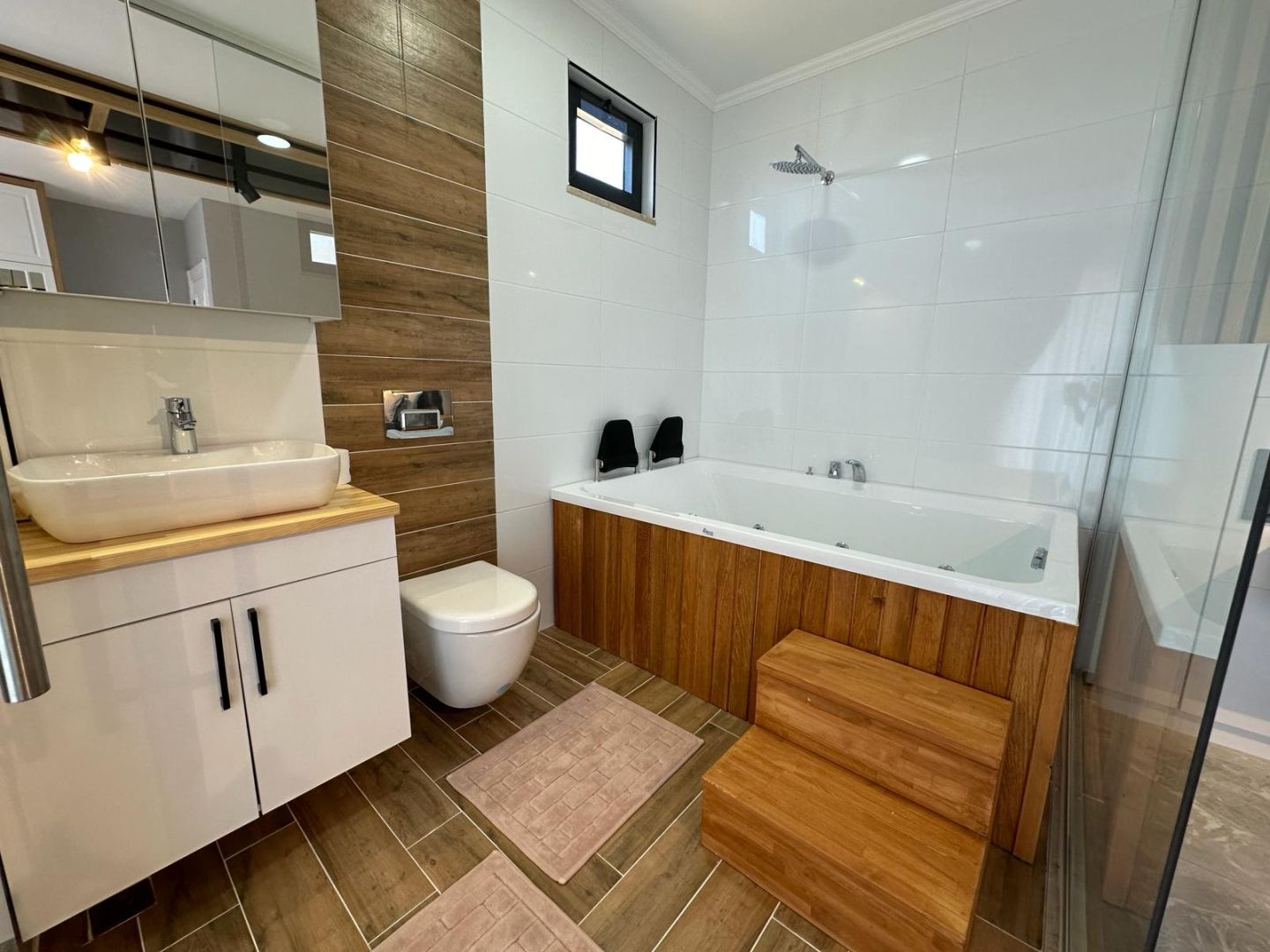 BOZÖRÜNDE 520m2 Arsa İçinde Satılık 4+1 Villa