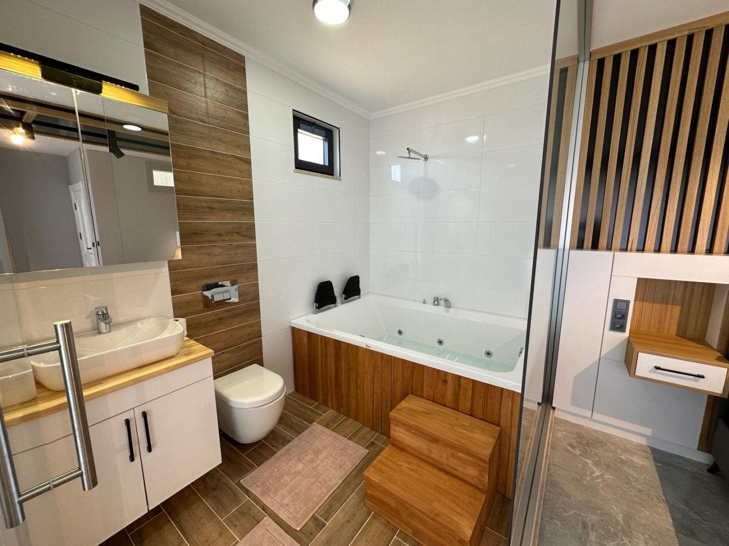 BOZÖRÜNDE 520m2 Arsa İçinde Satılık 4+1 Villa