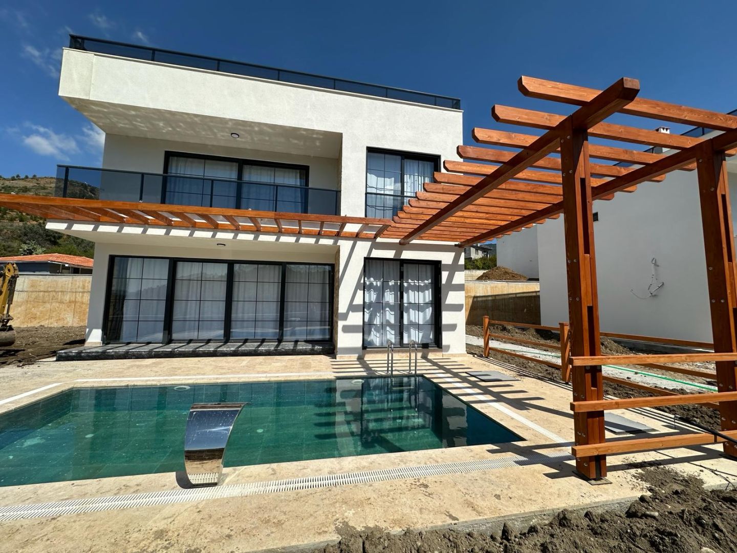 BOZÖRÜNDE 520m2 Arsa İçinde Satılık 4+1 Villa