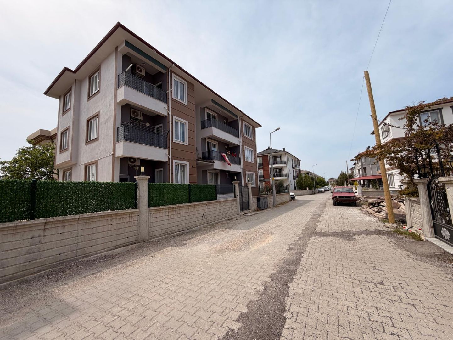 DALAMAN HÜRRİYET MAHALLESİNDE HAVUZLU SİTEDE KİRACILI SATILIK YATIRIMLIK DAİRE