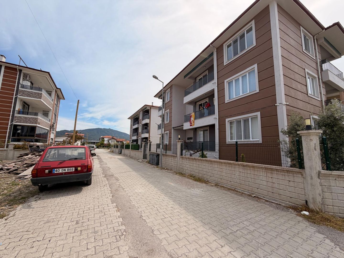 DALAMAN HÜRRİYET MAHALLESİNDE HAVUZLU SİTEDE KİRACILI SATILIK YATIRIMLIK DAİRE