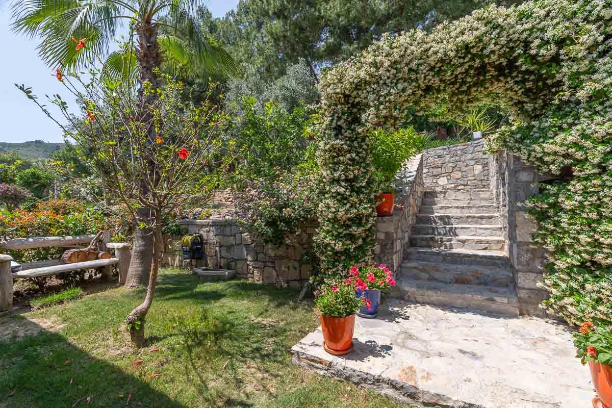 Göcek'in En Prestijli Sitesinde Satılık Deniz Manzaralı Villa