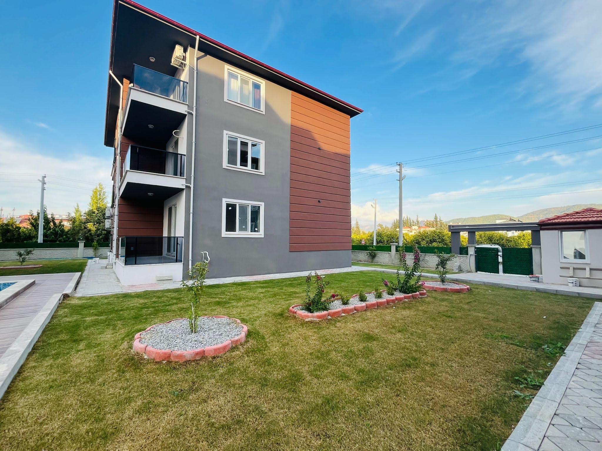 CESUR EMLAK'TAN SATILIK HAVUZLU SİTE DE SATILIK  1+1 DAİRE