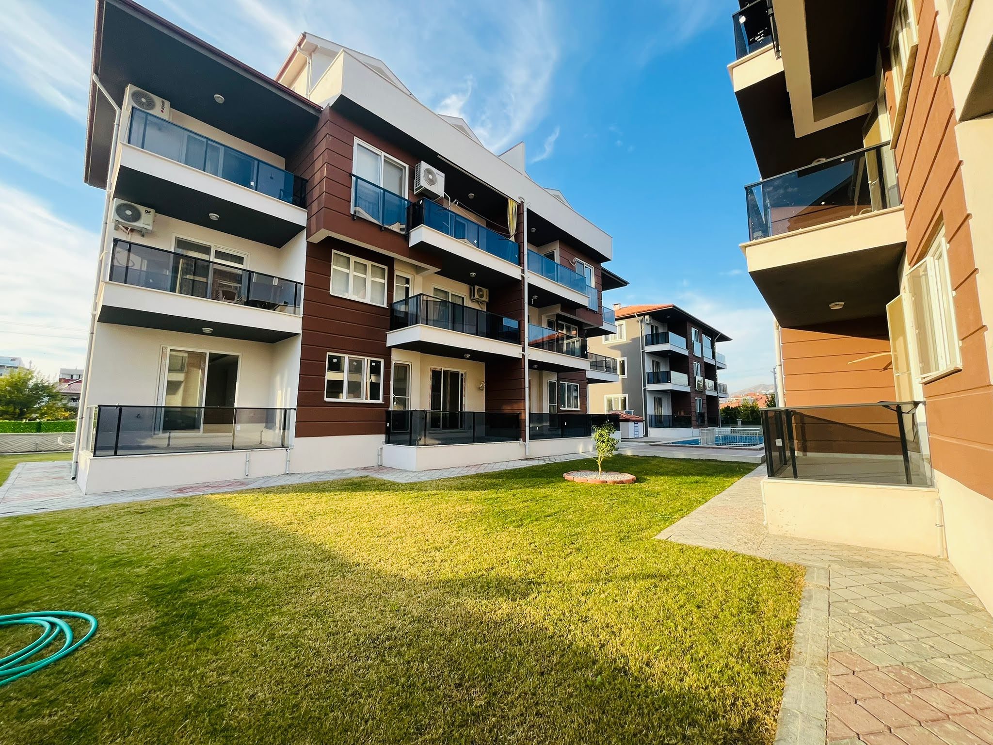 CESUR EMLAK'TAN SATILIK HAVUZLU SİTE DE SATILIK  1+1 DAİRE