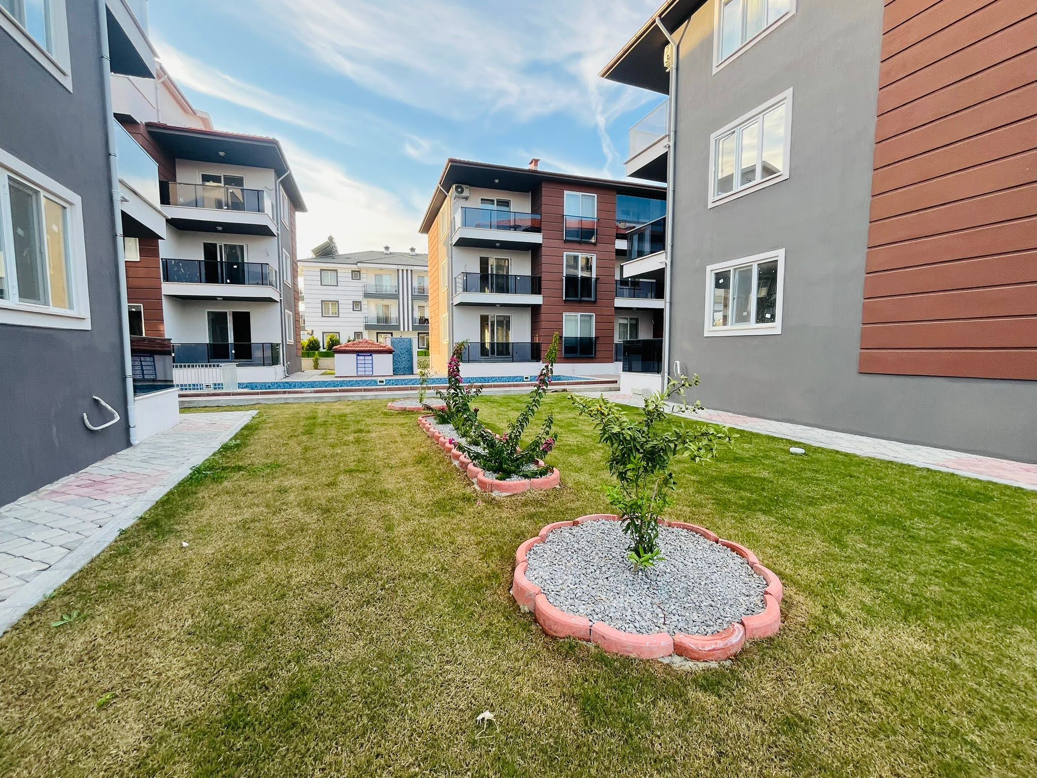 CESUR EMLAK'TAN SATILIK HAVUZLU SİTE DE SATILIK  1+1 DAİRE