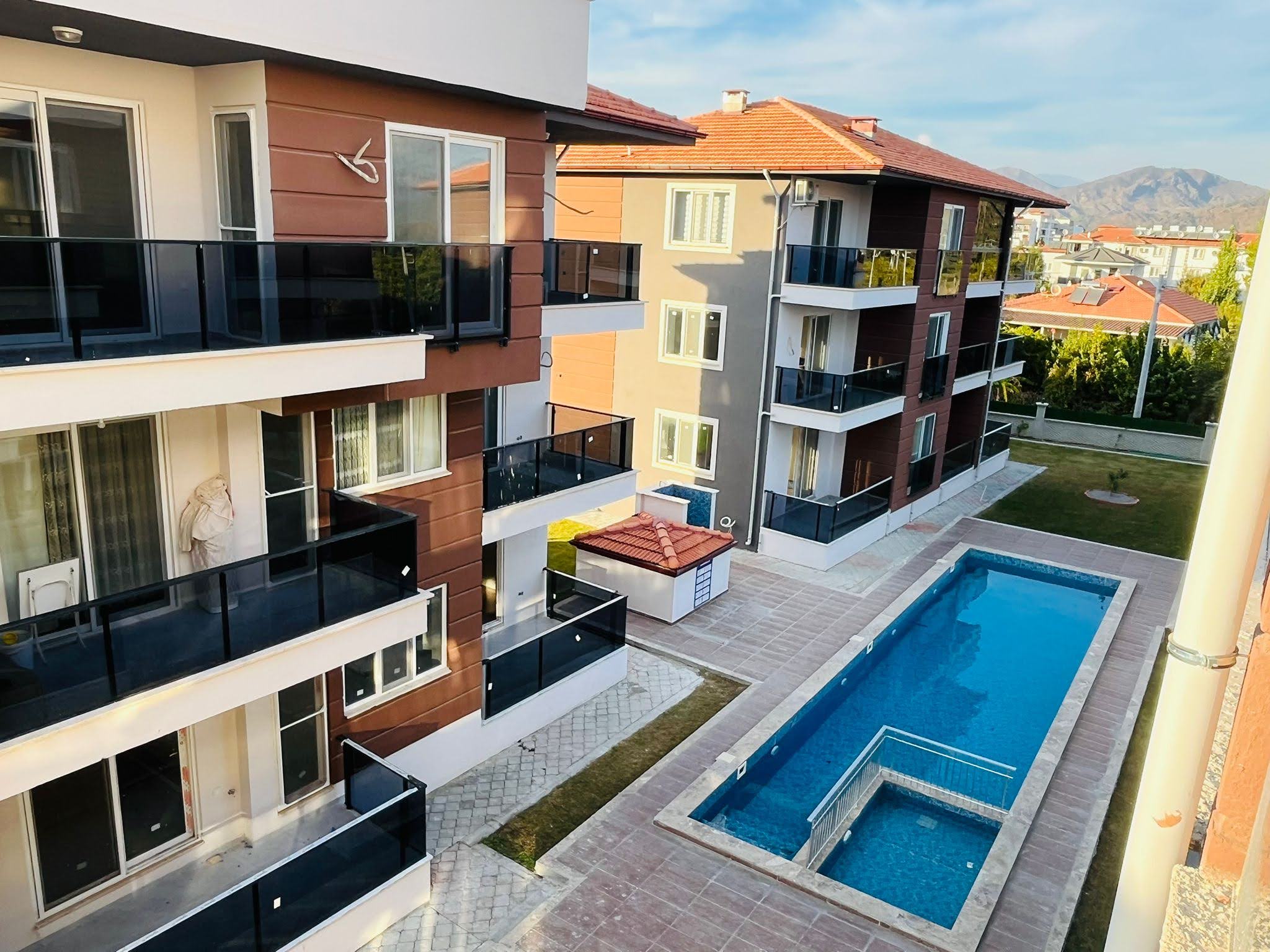 CESUR EMLAK'TAN SATILIK HAVUZLU SİTE DE SATILIK  1+1 DAİRE