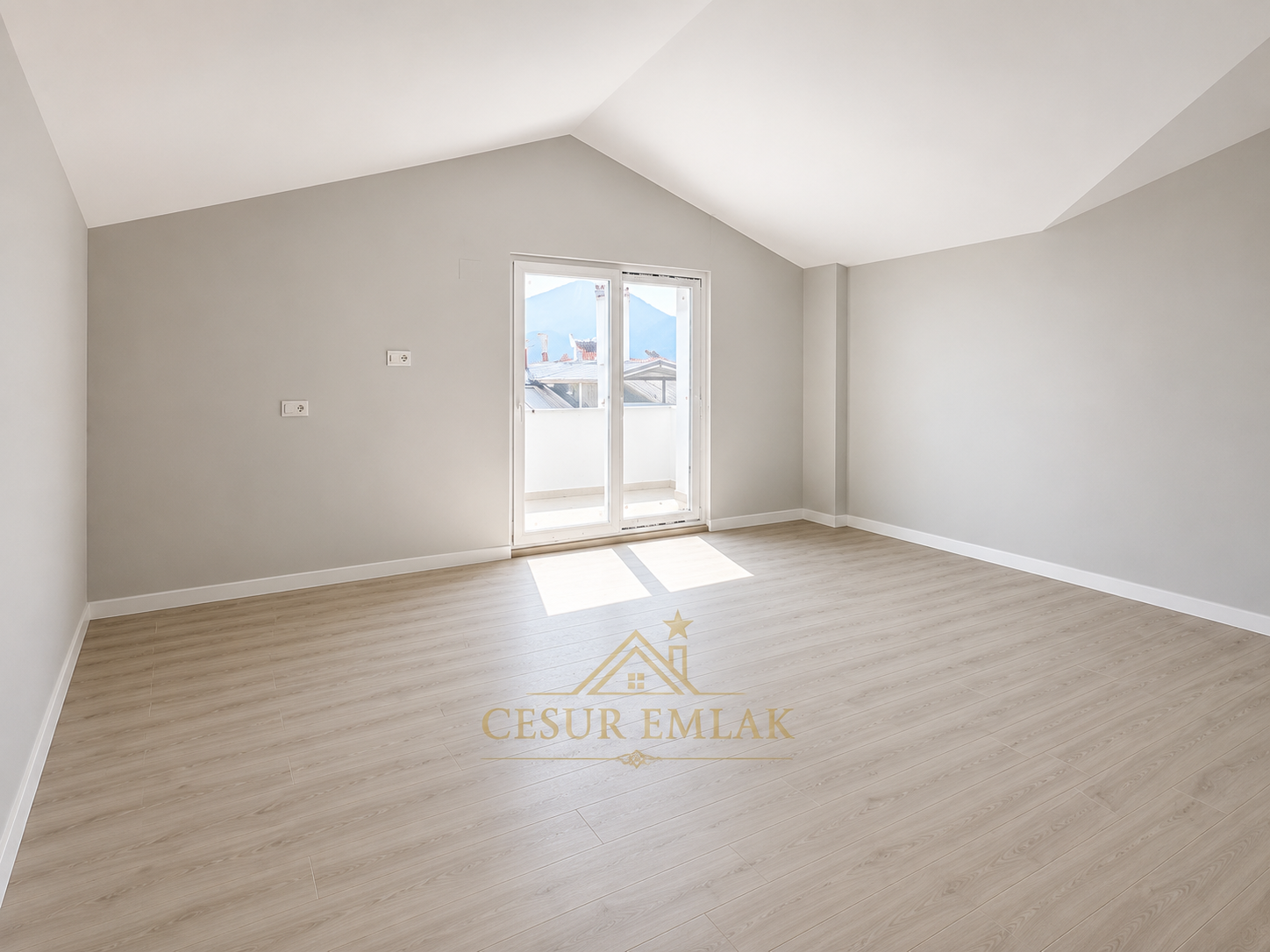 DALAMAN MERKEZ'DEcesur emlak'tan  PTT YANI'NDA SATILIK 4+1 LÜKS ÇATI DUBLEKS 136 m² Net • 195 m² Brüt • 3 Banyo